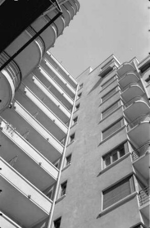 Bukarest: Hochhaus am Boulevard Bratianu, von unten