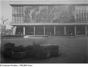 Dresden. Kulturpalast, Westseite mit Wandbild "Weg der roten Fahne" (G. Bondzin)