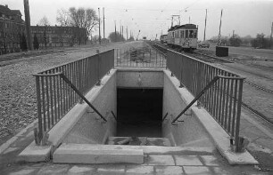 Bau einer Unterführung unter der Durlacher Allee bei der Straßenbahnhaltestelle Bahnhof Durlach.