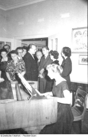 Zwickau. Schumann-Fest 1956. Konzertveranstaltungen. Besucher im Robert-Schumann-Haus Zwickau, Hauptmarkt 5, Ecke Münzstraße