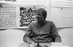 Brecht-Haus : Im Brecht-Haus: Volker Sielaff. Volker Sielaff, geb. am 1966 in Großröhrsdorf, ist ein deutscher Schriftsteller. Hintergrund-Bilder: Felix Martin Furtwängler.