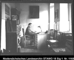 Braunschweigisches Landeshauptarchiv/Niedersächsisches Staatsarchiv in der Alten Kanzlei, Wolfenbüttel [um 1950] Enthält: Dr. Goetting am Schreibtisch