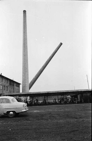 Abbruch des alten Schornsteins der Milchzentrale Karlsruhe.