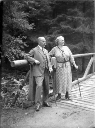 Paar beim Spaziergang