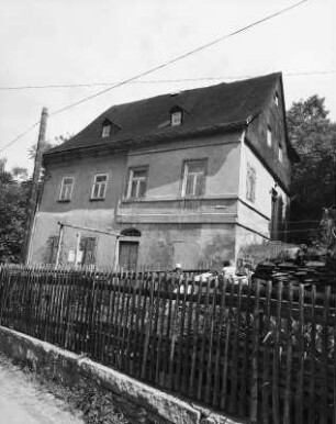 Eibenstock (Kreis Aue). "Steigerhaus" (Wohnhaus) mit Einfriedung, Vordere Rehmer Straße 27. Straßenansicht