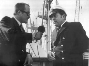 Interview des Kapitäns Herbert B. während eines Hafenkonzertes an Bord der MS "Mai Rickmers" durch einen Reporter von Radio Bremen