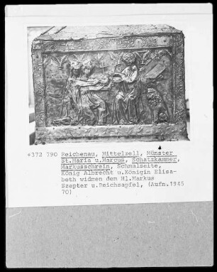 Markusschrein, Schmalseite: König Albrecht und Königin Elisabeth widmen dem hl. Markus Szepter und Reichsapfel