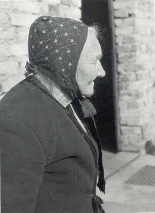 Kirchgangstracht aus Nochten : Kleidung - Truhentracht. Ort: Wochozy / Nochten. Großmutter Klamor zu Hause, ohne Kopfband