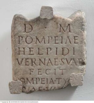 Stelenfragment mit Grabinschrift "D(is) M(anibus) // POMPEIAE // HELPIDI...""