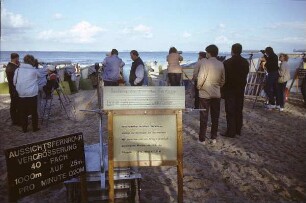 Ahlbeck. Aussichtsfernrohre am Strand, aufs Meer gerichtet, und Hinweisschilder. Links "Aussichtsfernrohr Vergrößerung 40 fach 1000 m auf 25 m pro Minute 0,20 M"