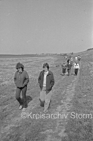 Sportveranstaltung "Trimm-Trab ins Grüne": Veranstalter TSV Zarpen e.V.: Feldmark: Teilnehmer auf Weg: hinten Mitte Wohnhäuser: 28. April 1984