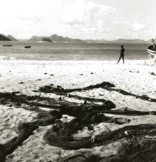 Brasilien. Bucht von Rio de Janeiro (Baia de Guanabara). Fischernetze am Strand