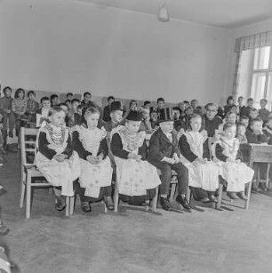 Vogelhochzeit in der Ostroer Schule 1968 : Ostro. Kinder feiern Vogelhochzeit