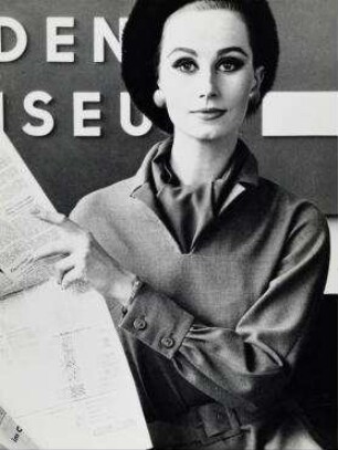 Ohne Titel (Modeaufnahme aus der Serie: Werbefoto für einen Kunstfaser-Stoff, Frankfurter Flughafen etwa 1965 - Bettina Lauer)