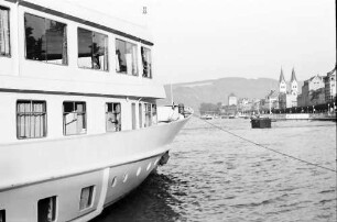 Boppard: Von der Schiffsbrücke Prinses Margriet, links Schiff