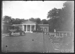 Potsdam, Park Sanssouci, Schloss Charlottenhof, Blick auf Portikus, Terrasse mit Schale.