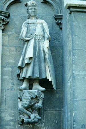 Statue neben dem Eingangsportal der Liebfrauenkirche