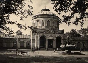 Zerstörte Gebäude in der Innenstadt. Vierordtbad