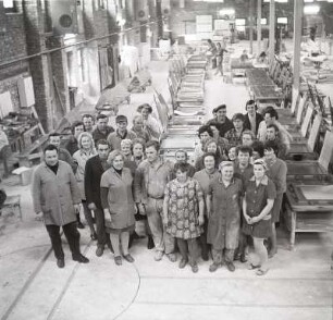 Brigade : VEB Silikatwerk Brandis, BT Bennewitz. Gruppenbild der Arbeiter-Brigade in der Produktionshalle
