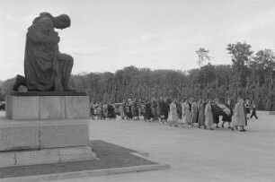 Kranzniederlegung an Ehrenmalen im Treptower Park in Berlin anlässlich des IV. Bundeskongresses des Demokratischen Frauenbundes Deutschlands (DFD) : Kongressteilnehmerinnen während der Kranzniederlegung im Treptower Park