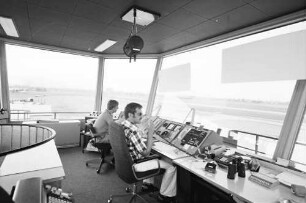 Freiburg: Im Tower des Flugplatzes