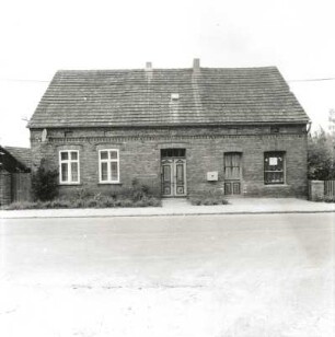 Bohsdorf (Landkreis Spree-Neiße), Dorfstraße 31. Wohnhaus (um 1870; Wohnsitz E. Strittmatters in der Kindheit)
