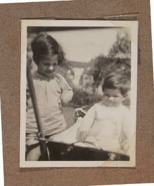 Christiane Zimmers Söhne Clemens (im Kinderwagen) und Andreas im Garten