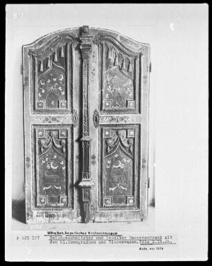 Bauernschrank mit den heiligen Monogrammen und Blumenvasen