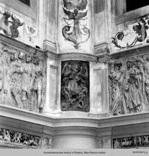 Freskendekorationen mit Putten, Fabelwesen - Ausschmückung des Hofes mit Fresken und Terrakottareliefs