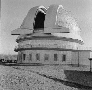 Tautenburg. Karl-Schwarzschild-Observatorium (1960). Geöffneter Spalt der 20-m-Kuppel. Ansicht von Westen