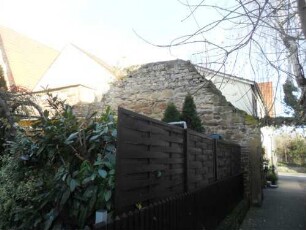 Stadtbefestigung-Stadtmauer im Osten - ehemaliges Schneckentörle mit Stadtmaueransatz von Westen (Wehrgang abgetragen) in Übersicht