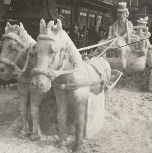 Schneeplastik "Wiener Fiaker" : Dresden, Altmarkt. Schneeplastik "Wiener Fiaker", Ansicht von schräg vorn, Februar 1940