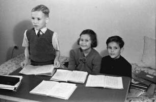 Bukarest: Familie Schmidt, Kinder an der Schulbank