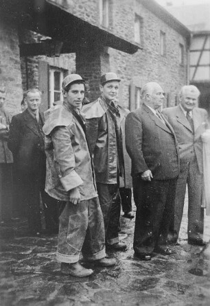 Wilhelm Pieck mit Max Seydewitz (rechts) und Kumpel der Wismut im Arbeiterheim Bermsgrün : Wilhelm Pieck mit Max Seydewitz (rechts) und Kumpel der Wismut im Arbeiterheim Bermsgrün