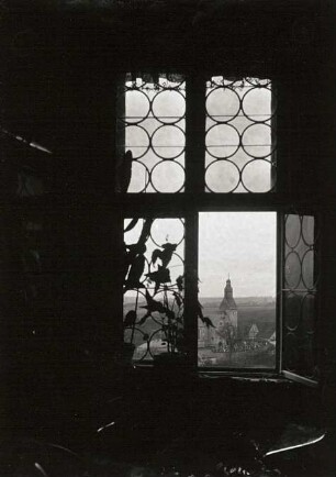 Gnandstein. Blick aus einem Burgfenster nach Südwesten zur Dorfkirche (1518)