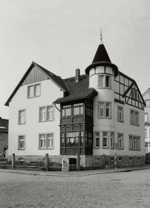 Neustadt in Sachsen, Wohnhaus : Neustadt in Sachsen. Wohnhaus (um 1900/1905), Karl-Marx-Straße 30. Eckansicht