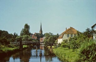 Trave mit Blick in Richtung Kranbrücke und Peter-Paul-Kirche