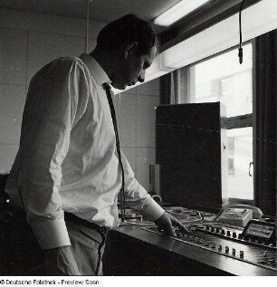 Portraitserie Karlheinz Stockhausen : Karlheinz Stockhausen (1928-2007; Komponist). Aufnahme im Studio für elektronische Musik des Westdeutschen Rundfunks Köln (WDR)