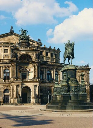 Dresden-Altstadt, Semperoper : Dresden-Altstadt. Semperoper vom Theaterplatz aus gesehen mit Reiterstandbild