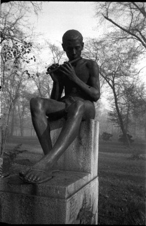 Bronzefigur des Flötenspielers "Audifax" im Stadtgarten