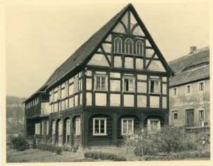 Sohland an der Spree-Wehrsdorf, Dresdener Straße 5 (zur Aufnahmezeit: Wehrsdorf, Thälmannstraße 5; einst Wehrsdorf Nummer 62). Wohnstallhaus ((Umgebindehaus); 2. Hälfte 19. Jahrhundert). Giebelansicht