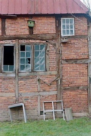 Hörn 23: Hofanlage: Fachwerkdurchfahrtshaus von 1753: in Verfall: Giebelseite Wohntrakt, Teilansicht Mitte: in ehemaligem Scheunentor Gefache, Sprossenfenster