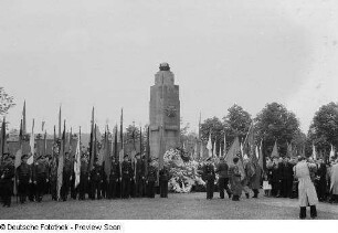 Kranzniederlegung zum Tag der Befreiung am Sowjetischen Ehrenmal auf dem Ostfriedhof