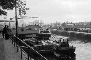 Rheinhafen: Rheinkai mit Schiffen
