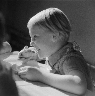 Ganztagsschule (Spielen-Lernen-spielend lernen). Grundschülerin mit Pausenbrot (wahrscheinlich in der Haydnschule in Dresden-Striesen)