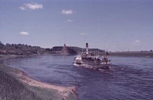 Hirschstein. Blick nach Neuhirschstein, Dampfer auf der Elbe