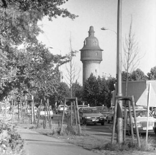 Berlin-Schöneweide. Adlergestell (Bundesstraße 96 a). Blick gegen einen Turm (Wasserturm?). Ansicht von Nordwesten