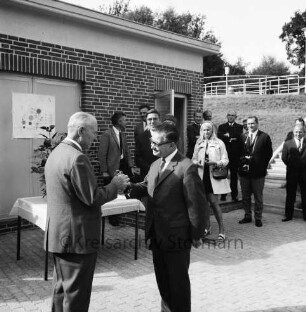 Abwasser: Klärwerk: Wöhrendamm: 3. Bauabschnitt: Einweihung: Schlüsselübergabe an Klärwerksmeister Walter Uecker durch Bürgermeister Herbert Schlömp im Beisein des Ingenieurs Christian Petersen: hinten Gäste: hinten links Gebäude: hinten rechts Klärbecken: im Hintergrund Bäume