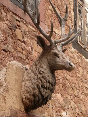 Hirsch-Skulptur im Burghof, Burg Falkenstein, erbaut 12. Jh.