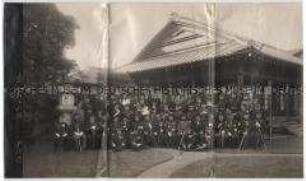 Festgesellschaft bei einem Gartenfest des japanischen Prinzen und Verbindungsoffizier Generalmajor Kotohito Kan'in mit japanischen Offizieren, Honoratioren und europäischen Militärbeobachtern